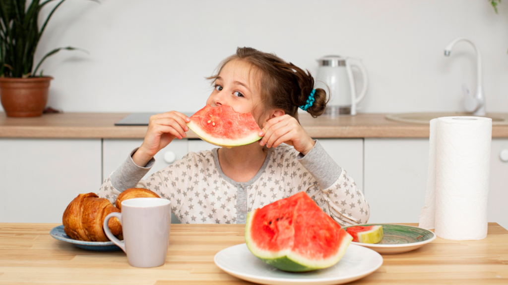 crianças comendo frutas