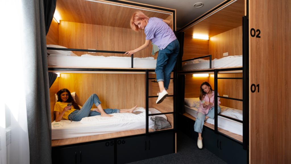 quarto de hostel com pessoas