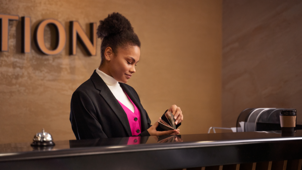 Recepcionista olhando carteira