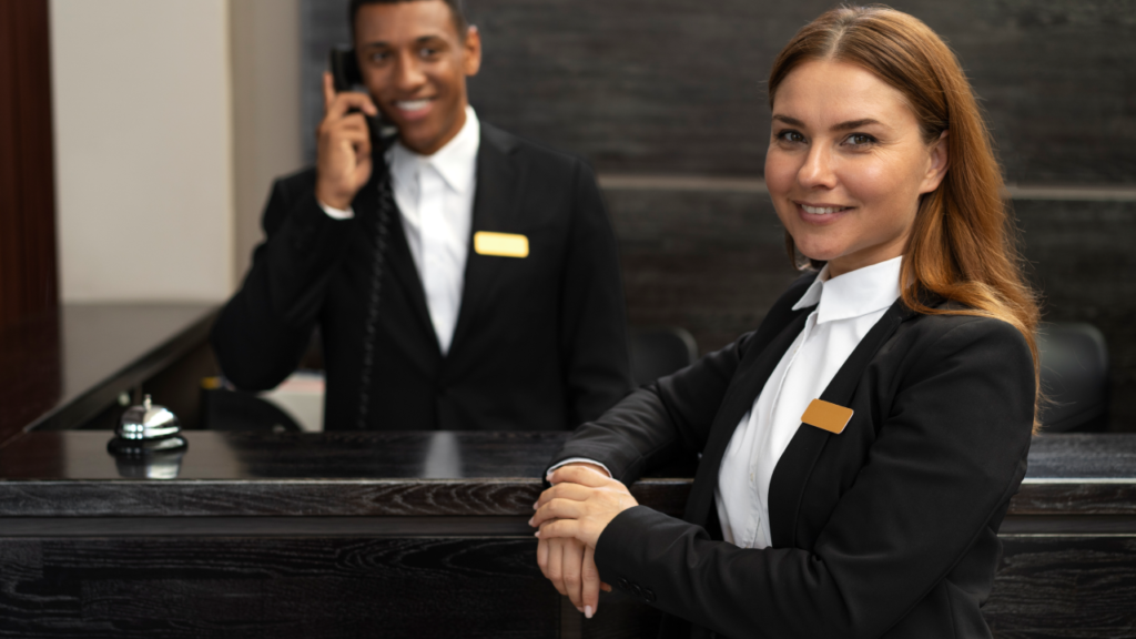 Recepcionistas de hotel sorrindo