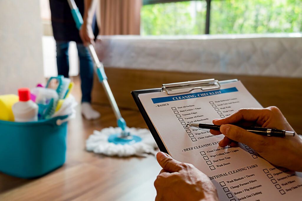 checklist de housekeeping, limpeza de hotel, serviço de housekeeping, eficiência em limpeza, procedimentos de limpeza