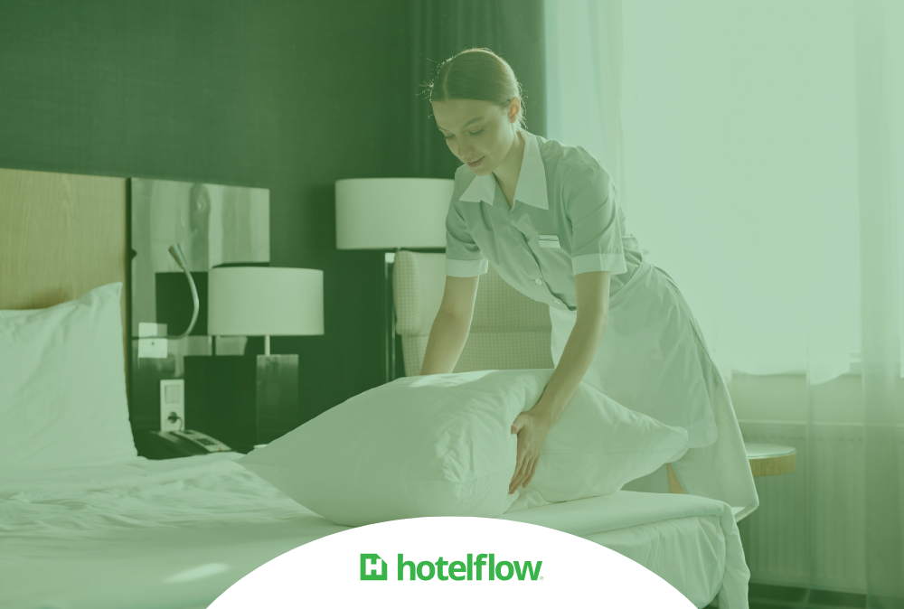 Camareira preparando um quarto durante a rotina de governança de hotel